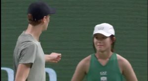 ATP – Shanghai, Vidéos > Le geste de grande classe de Sinner envers une ramasseuse de balles au bord des larmes