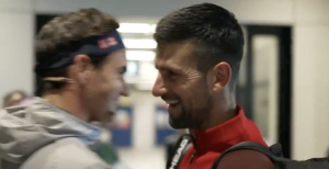 ATP – Shanghai, Vidéos > Quand Novak Djokovic croise Roger Federer dans les allées du tournoi : « Hey, vieil homme ! »