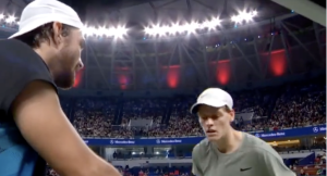 ATP – Shanghai, Vidéos > Tomas Machac à Jannik Sinner lors de leur duel en demi-finales : « Tu joues trop vite. Ma raquette est cassée »