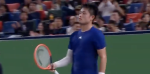 ATP – Shanghai, Vidéos > Yibing Wu laisse Carlos Alcaraz sur place avec un revers flashé à très haute vitesse