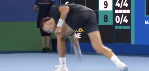 ATP – Tokyo, Vidéos > Holger Rune détruit sa raquette, Arthur Fils nettoie les dégâts