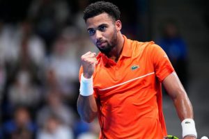 Arthur Fils domine Stefanos Tsitsipas et se qualifie en demi-finales à Bâle