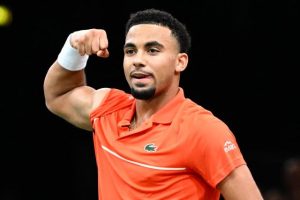 Arthur Fils « heureux et soulagé » après sa première victoire au Rolex Paris Masters