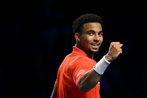 Arthur Fils maîtrise Stefanos Tsitsipas et file en demi-finales à Bâle