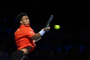 Arthur Fils s&rsquo;offre Tsitsipas à Bâle et accède aux demi-finales