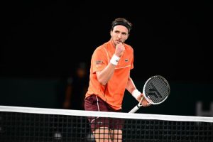 Arthur Rinderknech dispose d&rsquo;Alex Michelsen et se qualifie pour les 8es de finale du Rolex Paris Masters