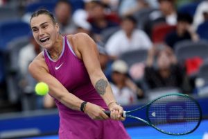 Aryna Sabalenka bat Magdalena Frech et rejoint Coco Gauff en demi-finales à Wuhan