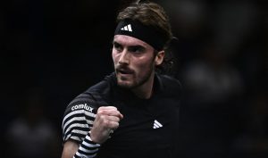 Bousculé, Tsitsipas sort vainqueur de son 1er tour à Paris
