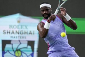 Frances Tiafoe insulte l&rsquo;arbitre à Shanghai et risque une lourde suspension