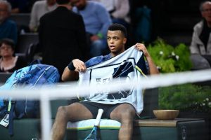 Giovanni Mpetshi Perricard éliminé par Karen Khachanov au deuxième tour du Rolex Paris Masters