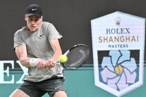 Jannik Sinner cède une manche mais passe en huitièmes