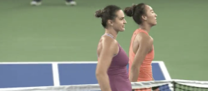 La drôle de réaction de Sabalenka face à la froideur de Zheng