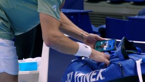 L&rsquo;alarme de son téléphone sonne… en plein match: drôle de scène pour Fucsovics à l&rsquo;ATP d&rsquo;Anvers