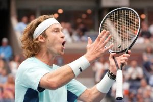 Le nouveau craquage impressionnant de Rublev, qui finit le genou en sang au Rolex Paris Masters