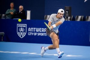 Marcos Giron attend Zizou Bergs, ou Sebastian Baez, en quarts de finale