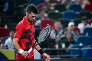 Novak Djokovic se qualifie dans la douleur pour le dernier carré