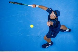 Première tête de série, Alex de Minaur passe en quarts de finale en cédant un set