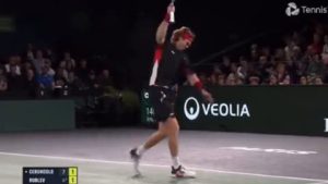 Rublev termine en sang après s&rsquo;être fracassé le genou avec sa raquette
