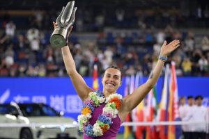 Sabalenka résiste à Zheng et, titrée à Wuhan, met Swiatek sous pression