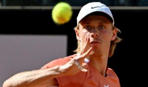 Shapovalov a vraiment eu du mal à contrôler les services de Mpetshi Perricard !