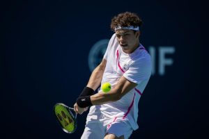 Shelton dompte Shapovalov 