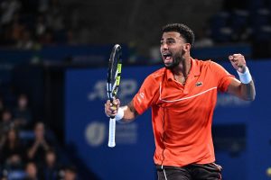 Tennis : Arthur Fils domine Ugo Humbert dans une finale 100 % française à Tokyo et remporte son 3e titre