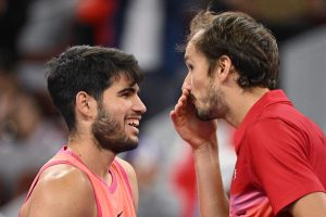 Tennis : Carlos Alcaraz domine Daniil Medvedev et attend Sinner en finale à Pékin