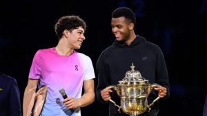 Tennis : « J’ai failli me tuer en essayant de retourner tes services »… L’hommage plein d’humour de Ben Shelton à Mpetshi Perricard, sacré à Bâle