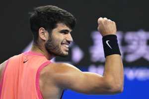 Tennis : au terme d’un thriller, Carlos Alcaraz renverse Jannik Sinner dans un duel au sommet pour s’offrir le titre à Pékin