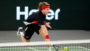 VIDEO. Tennis : un joueur détruit sa raquette et finit le genou en sang après avoir perdu au premier tour des Rolex Paris Master