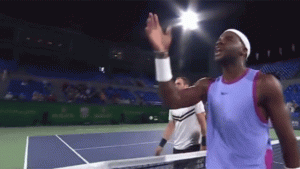« Va te faire foutre »: battu sur le fil, l&rsquo;Américain Frances Tiafoe pète un plomb et insulte violemment l&rsquo;arbitre