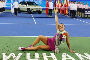 Victorieuse à Wuhan, Aryna Sabalenka fond sur Iga Swiatek et sur le trône de la WTA