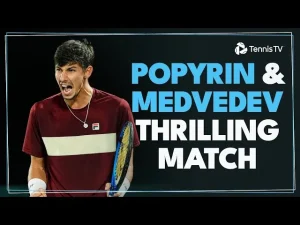 Vidéo: Temps forts de Popyrin contre Medvedev au 2ème tour à Paris-Bercy