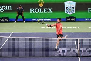 Djokovic bataille mais passe, Alcaraz et Sinner en maîtrise