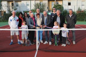 un court flambant neuf pour le club de tennis