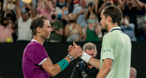 ATP > Daniil Medvedev à Rafael Nadal : « Ce qui m&rsquo;a le plus impressionné chez toi quand j&rsquo;étais jeune, c&rsquo;est qu&rsquo;on disait toujours que tu étais extraordinaire sur terre battue, mais on se disait aussi : &lsquo;On verra bien sur gazon, on verra sur dur&rsquo;. Puis, bien sûr, tu as montré que tu pouvais être meilleur que n&rsquo;importe qui sur n&rsquo;importe quelle surface »
