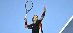 ATP – Finals > Andrey Rublev, presque résigné : « Pour atteindre le niveau de Carlos Alcaraz et Jannik Sinner, il y a beaucoup de choses que je dois faire. Et je ne peux pas m&rsquo;améliorer en un jour »