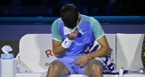 ATP – Finals > Carlos Alcaraz (sur sa solution miracle pour jouer malgré sa maladie) : « C&rsquo;est quelque chose que je vais porter plus souvent. Pour l&rsquo;instant, dans la situation où je me trouve, ça m&rsquo;a beaucoup aidé »
