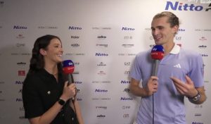 ATP – Finals, Insolite > « Il faut rétablir la vérité, tu n&rsquo;as pas voulu que je te serre la main donc quand j&rsquo;ai tenté de te faire deux bises sur les joues tu m&rsquo;as dit que j&rsquo;avais trop transpiré » a expliqué Zverev en pleine opération séduction avec Laura Robson de Sky News !