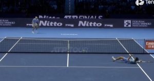 ATP – Finals, Vidéos > Alcaraz au sol, Zverev s&rsquo;en fout et célèbre le point avec son clan, la classe !