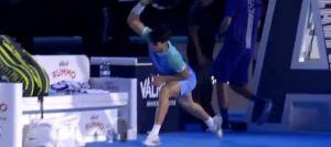 ATP – Finals, Vidéos > Le coup de sang rarissime de Carlos Alcaraz après son premier set perdu face à Alexander Zverev
