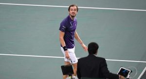 ATP – Vienne > Medvedev à l&rsquo;arbitre pendant son match contre Moutet : « Tu pourrais peut-être utiliser ton cerveau de temps en temps »