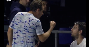 ATP – Metz, Vidéos > La poignée de main plus que tendue entre Norrie et Carballes Baena