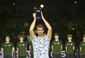 ATP – Moselle Open > Benjamin Bonzi : « Je voulais lui rentrer dedans, ça a provoqué des fautes et quelques brèches mais je suis content de l&rsquo;avoir joué de cette manière. Je finis l&rsquo;année sur un titre, mon premier, c&rsquo;est incroyable »