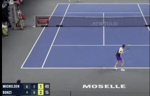 ATP – Moselle Open, Vidéos > Michelsen, blessé aux abdos, invente une très étonnante façon de servir !