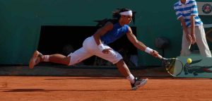 ATP > « En arrivant sur le circuit dès l&rsquo;âge de 15 ans, Rafael Nadal est passé de « dominant » à « dominé » en tombant sur des pros qui avaient bien plus de force que lui, et il a fallu se mettre à courir davantage pour défendre », explique son ancien entraîneur, Francisco Roig