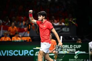 Alcaraz offre un double décisif à l&rsquo;Espagne en Coupe Davis, la retraite de Nadal momentanément repoussée