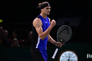 Alexander Zverev premier qualifié pour les demi-finales du Rolex Paris Masters après sa victoire face à Stefanos Tsitsipas