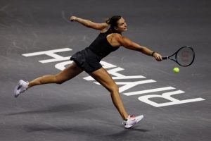 Déjà qualifiée, Aryna Sabalenka s&rsquo;incline au Masters face à Elena Rybakina