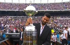 Djokovic porte le trophée de la Copa Libertadores devant plus de 80 000 personnes